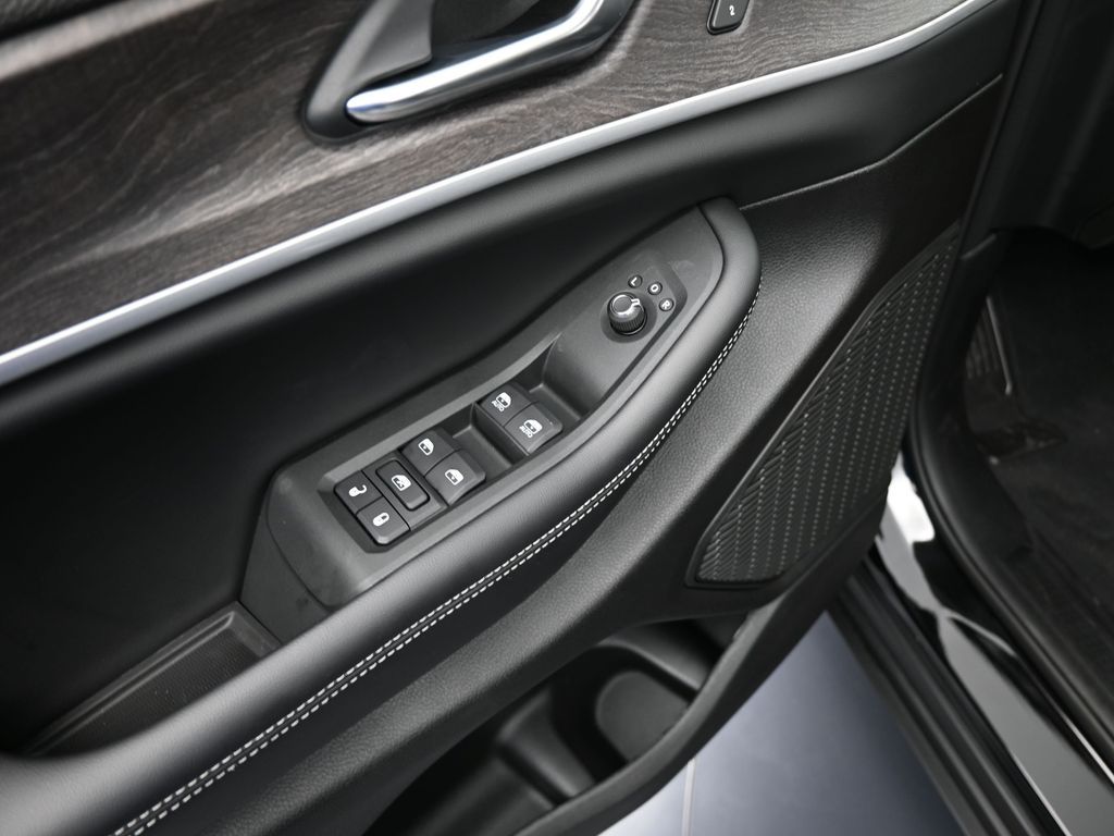 Used 2025 Diamond Black Crystal Pearlcoat Jeep Limited image 13