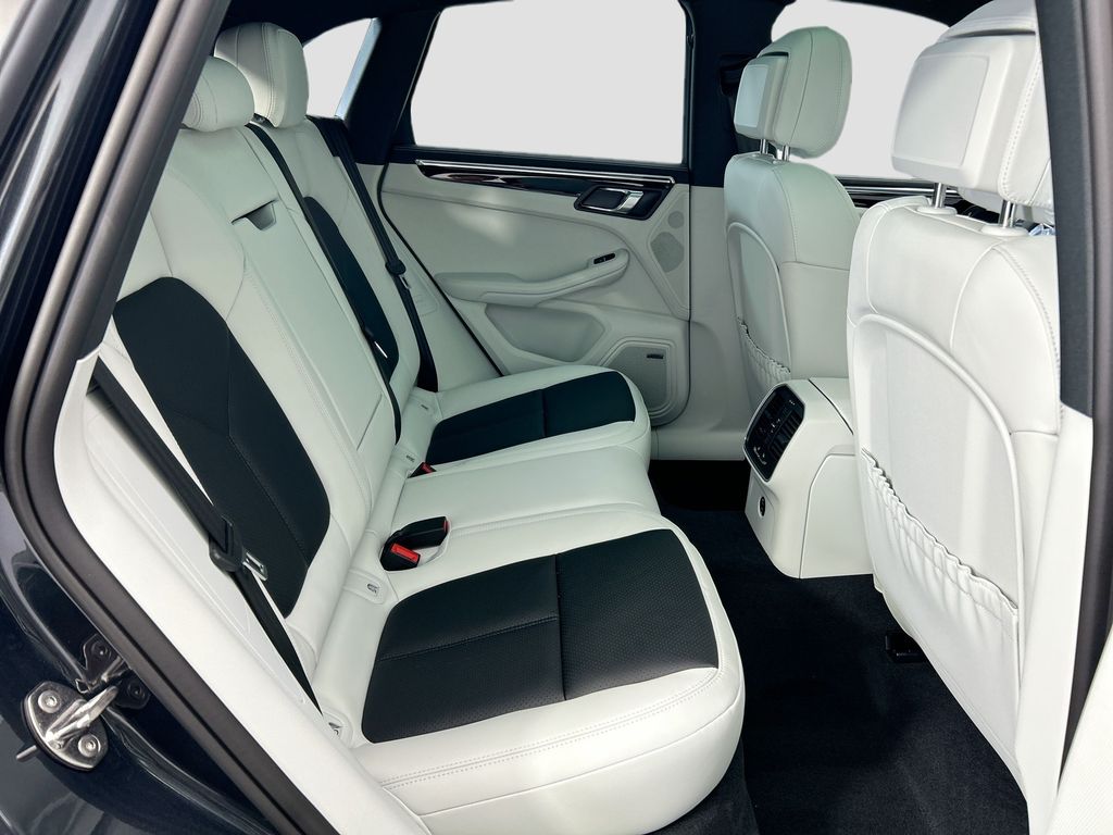 Thumbnail: 2026 Porsche Macan - 23