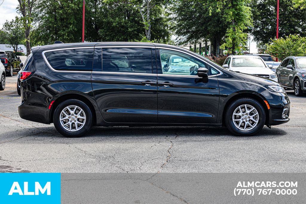 2023 Chrysler Pacifica Touring L photo 9