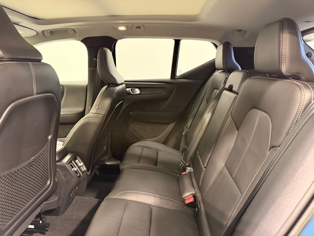 Thumbnail: 2023 Volvo XC40 - 21