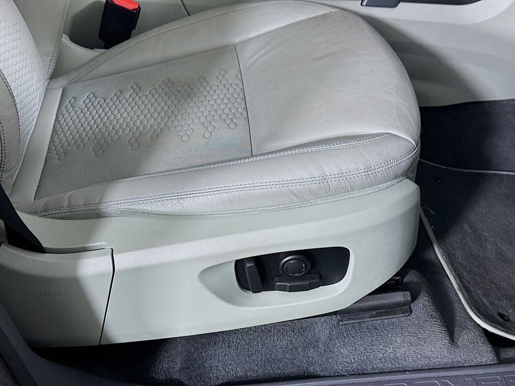 Used 2018 Black Land Rover SE image 23