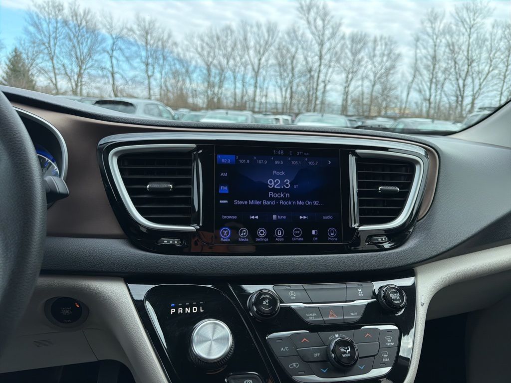 Thumbnail: 2017 Chrysler Pacifica - 14