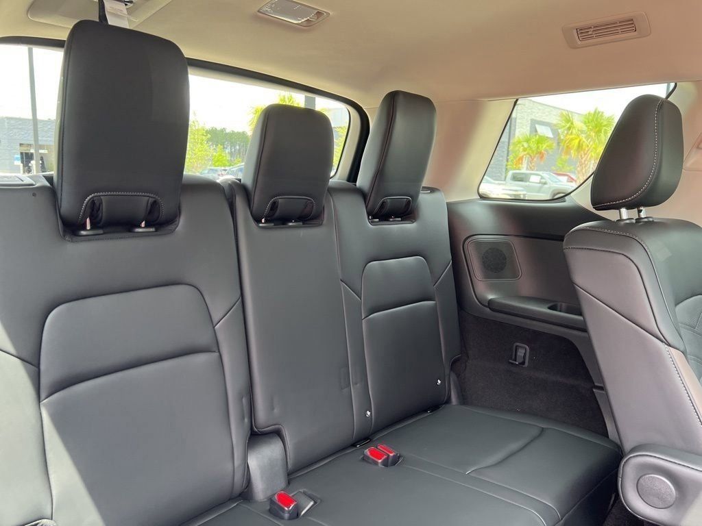 2025 Everest White Pearl Tricoat/Super Black Nissan Pathfinder Platinum FWD SUV