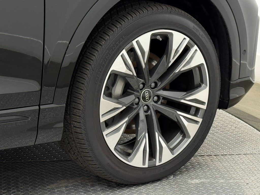 Thumbnail: 2025 Audi Q8 - 14