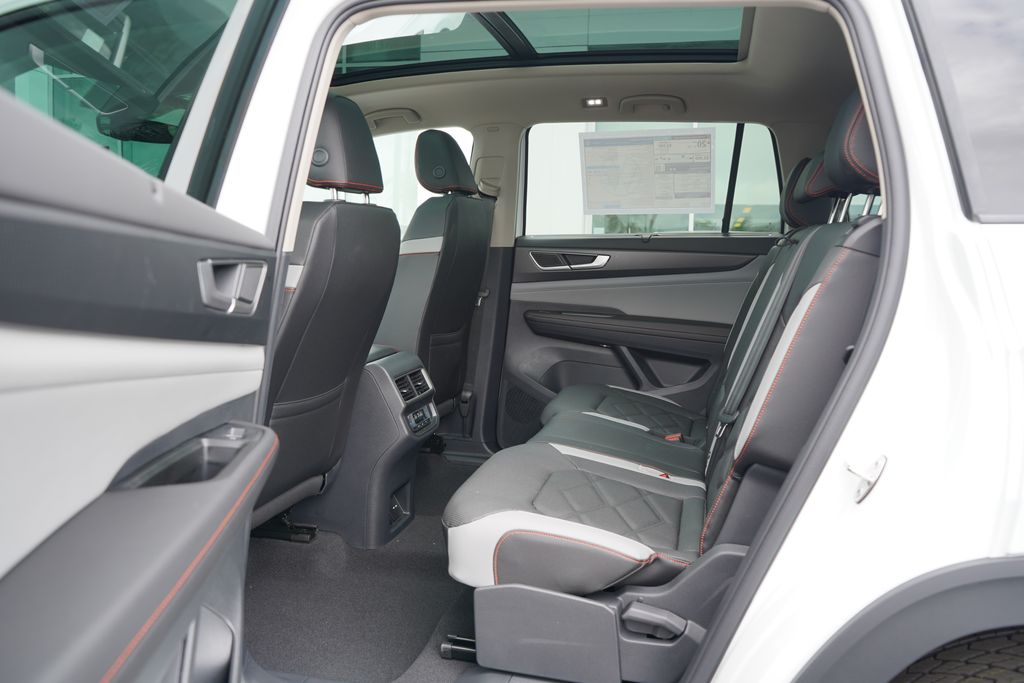 2025 Volkswagen Atlas Peak Edition SE 10