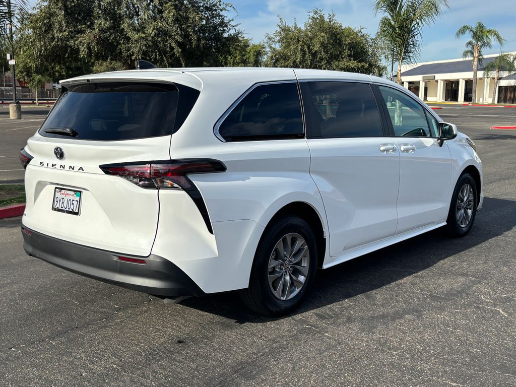 Thumbnail: 2026 Toyota Sienna - 5