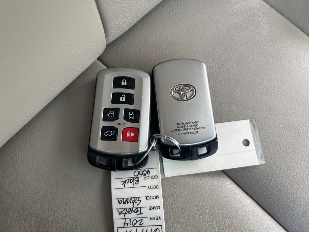 2014 Toyota Sienna XLE 7-Passenger Auto Access Se photo