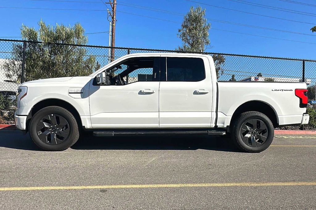 2022 Ford F-150 Lightning Lariat 9