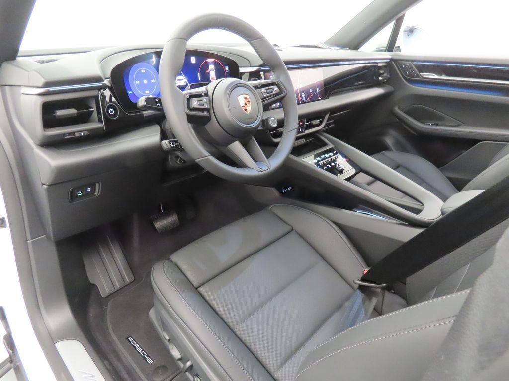 Thumbnail: 2026 Porsche Macan - 4