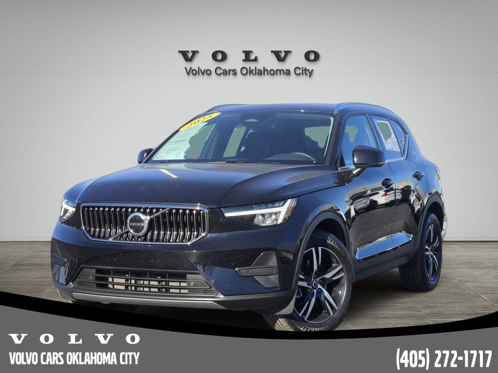 2025 Volvo XC40 Core's photo