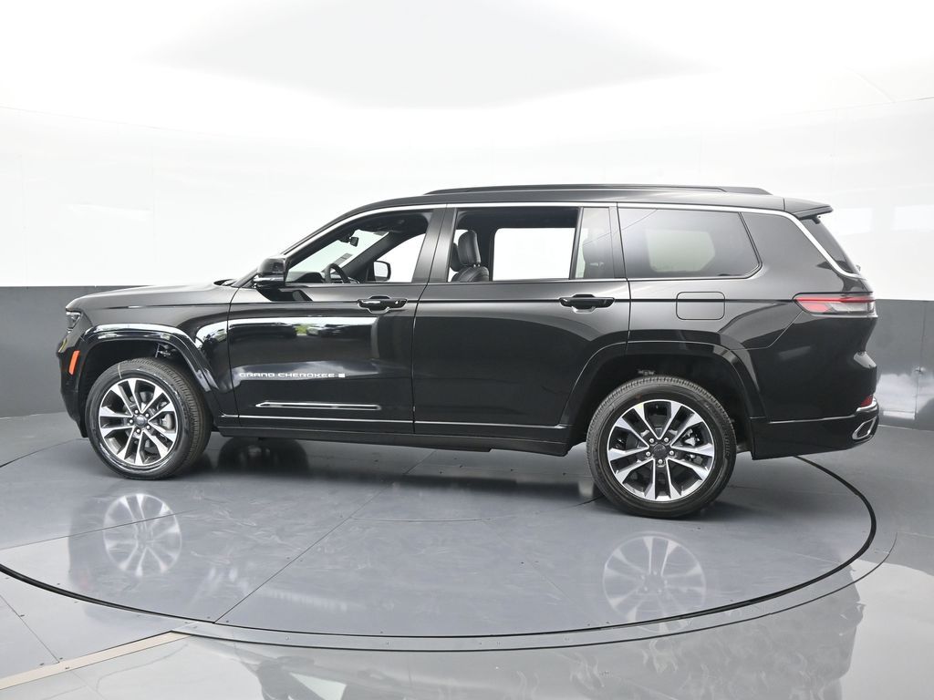 New 2025 Diamond Black Crystal Pearlcoat Jeep Overland image 3