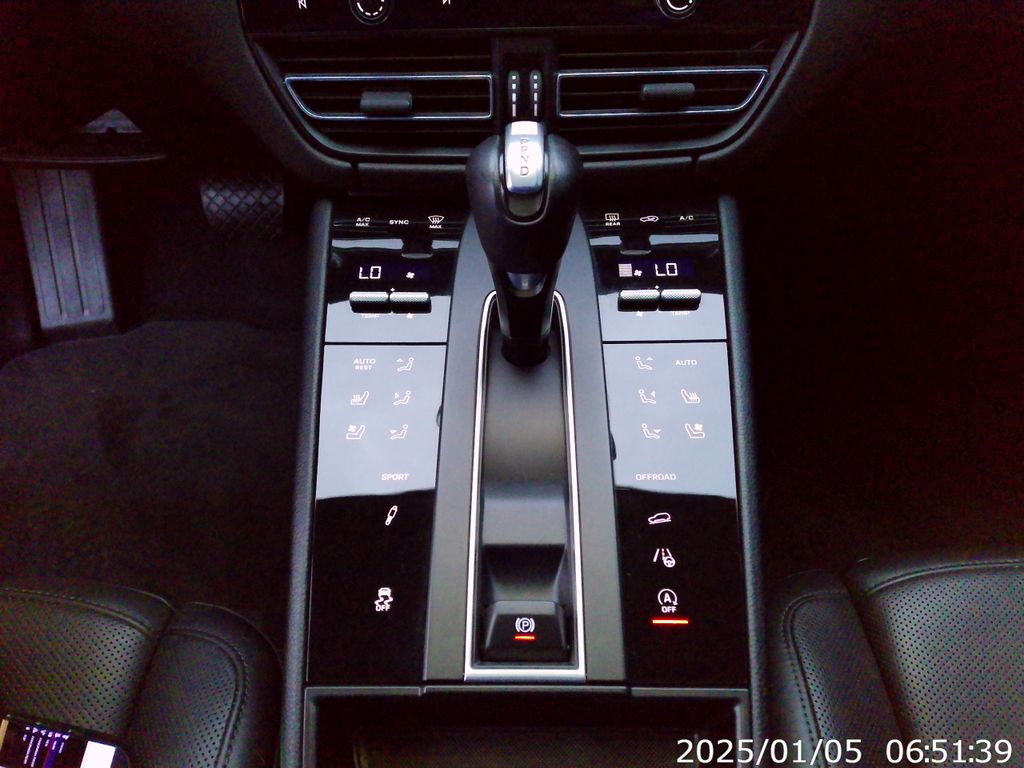 Thumbnail: 2023 Porsche Macan - 25