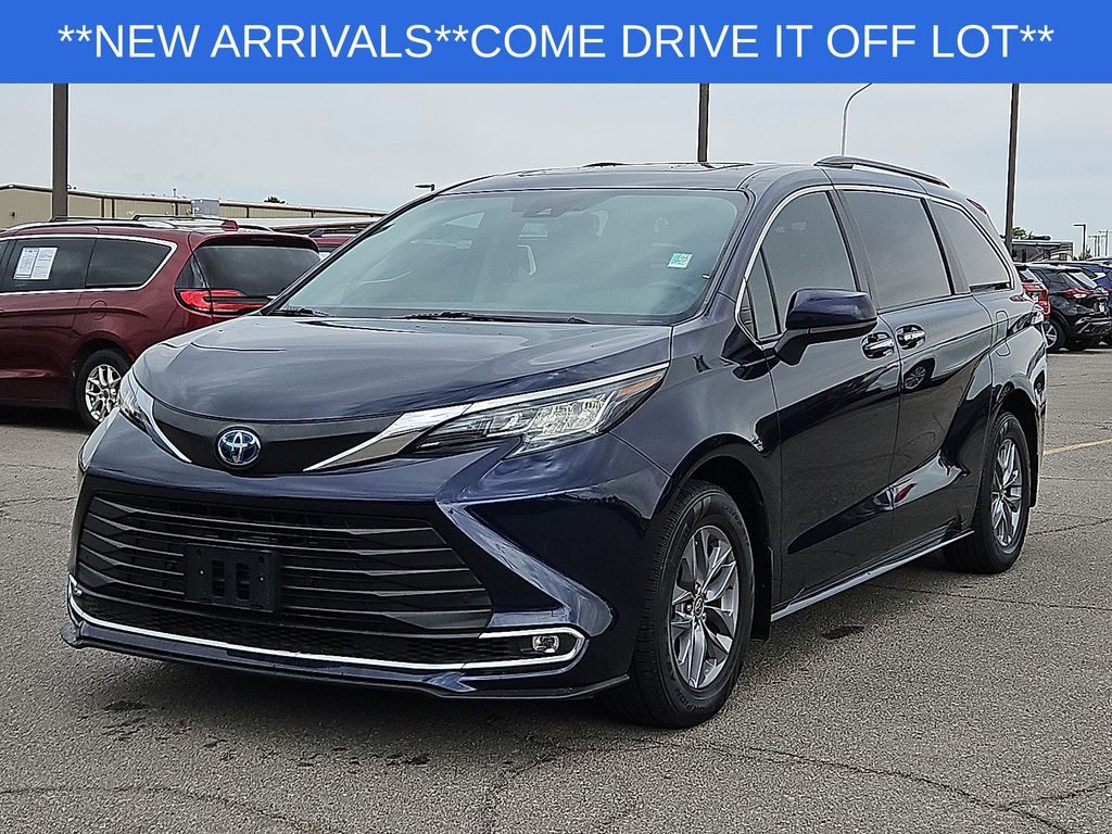2022 Toyota Sienna XLE 7-Passenger FWD