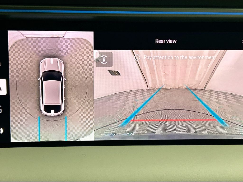 Thumbnail: 2025 Porsche Macan - 18