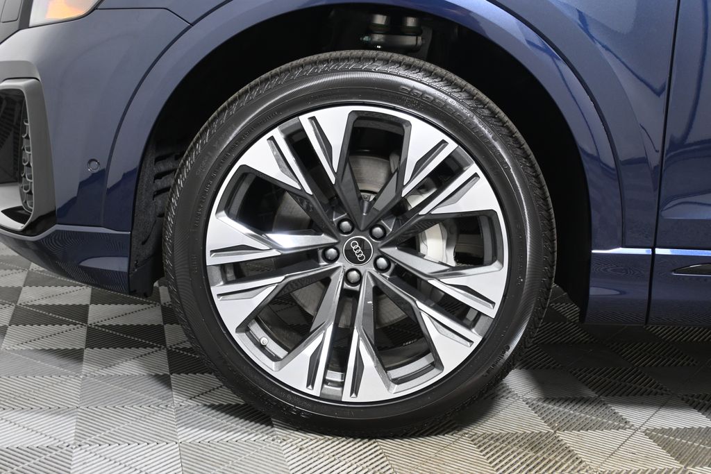 Thumbnail: 2025 Audi Q8 - 11