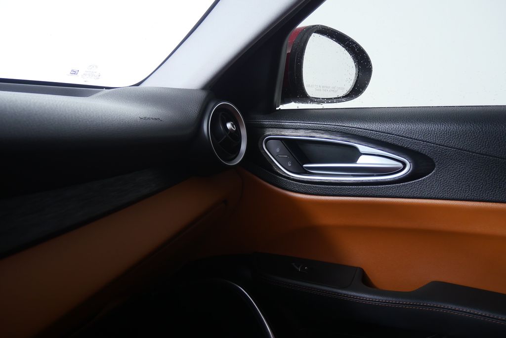 Thumbnail: 2019 Alfa Romeo Giulia - 27
