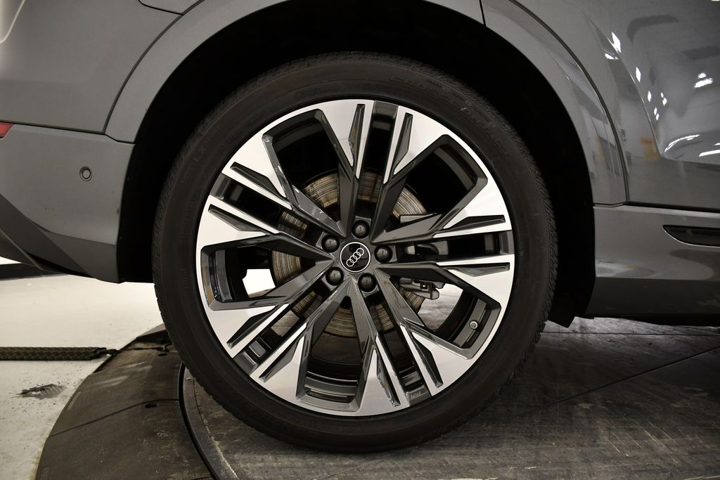 Thumbnail: 2026 Audi Q8 - 16