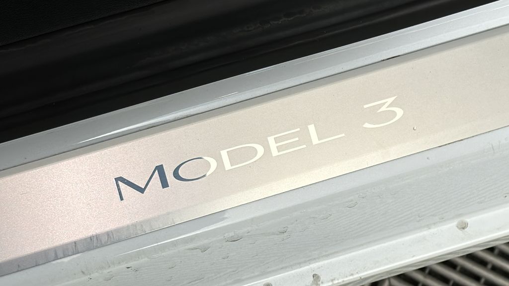 2018 Tesla Model 3 Mid Range 27