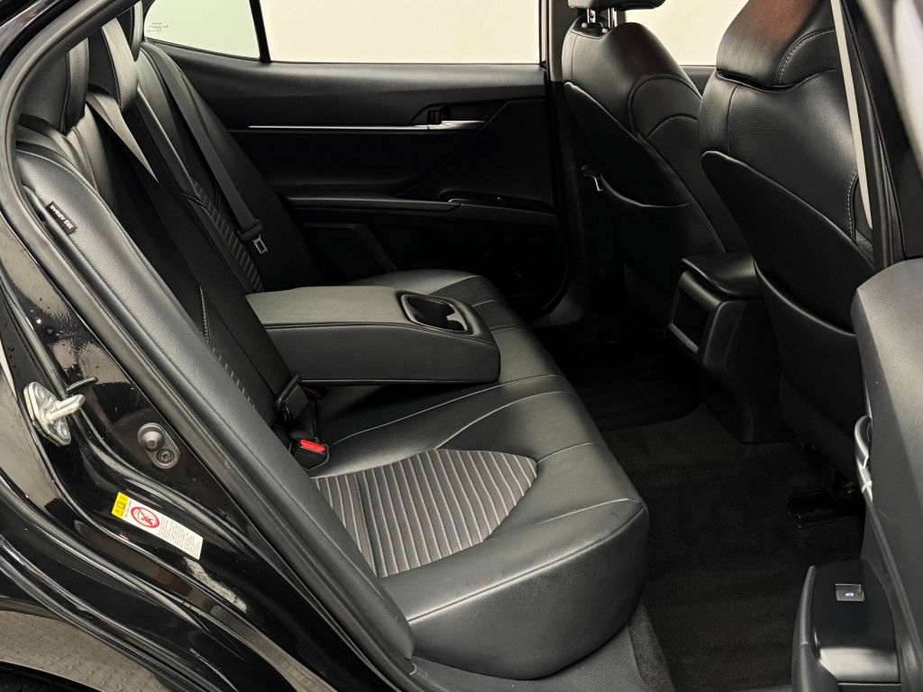 2019 Toyota Camry SE 18
