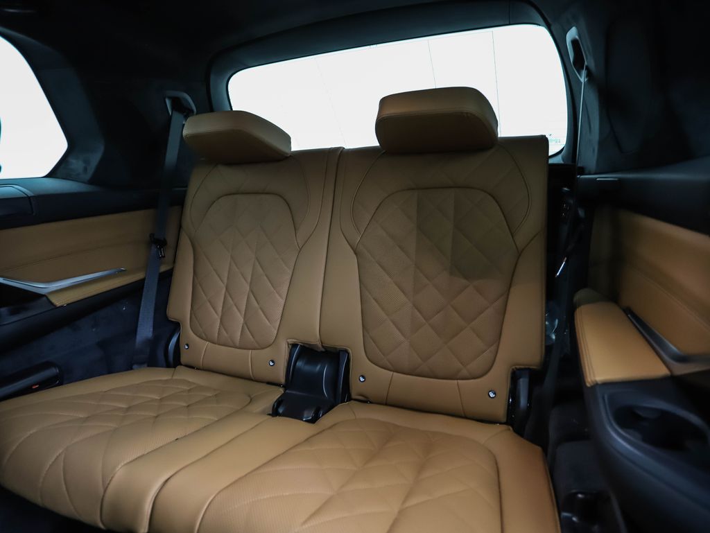 Thumbnail: 2027 BMW X7 - 24