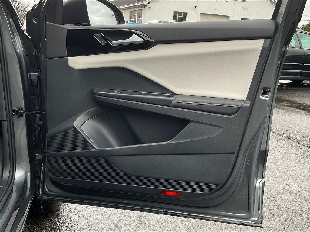 2025 Volkswagen Taos — photo 26
