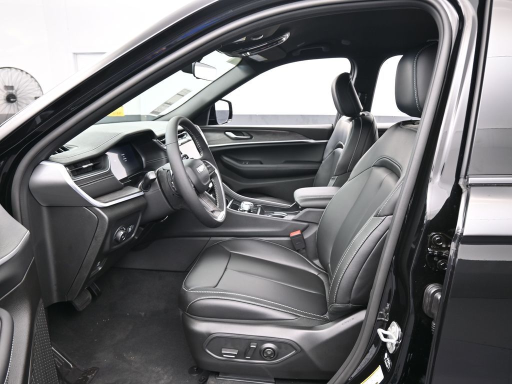 Used 2025 Diamond Black Crystal Pearlcoat Jeep Limited image 11