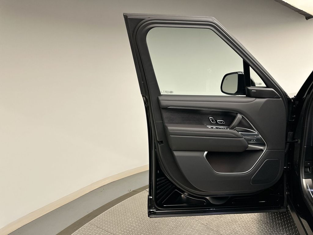 Thumbnail: 2025 Land Rover Range Rover - 8