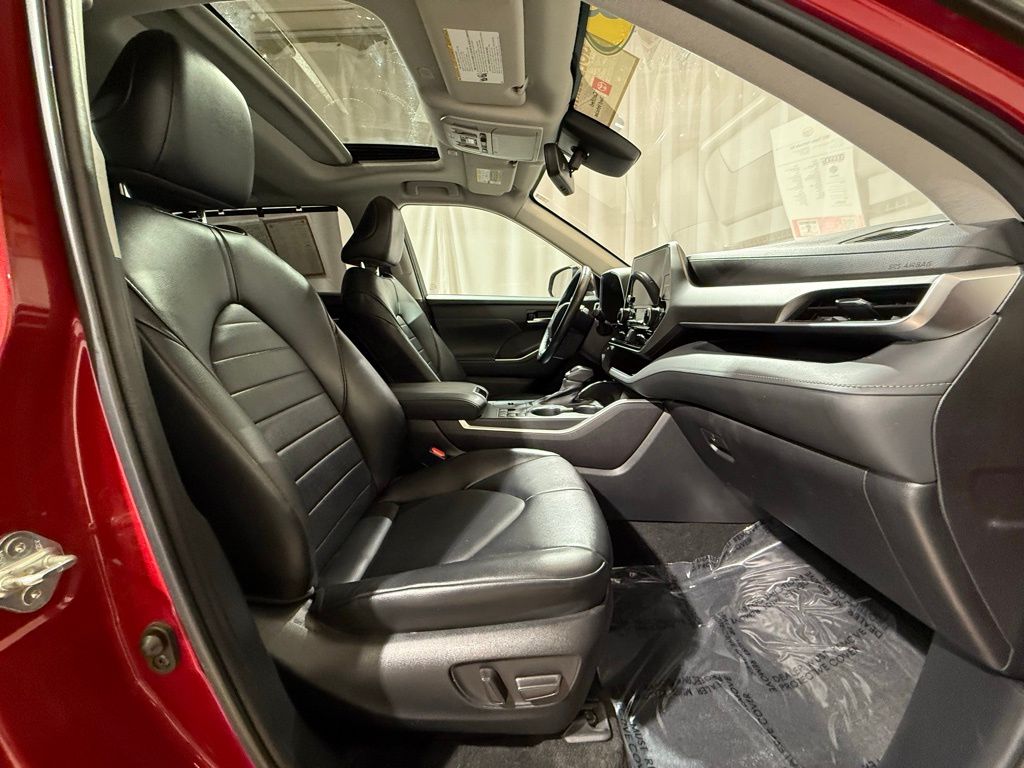 Thumbnail: 2023 Toyota Highlander - 24