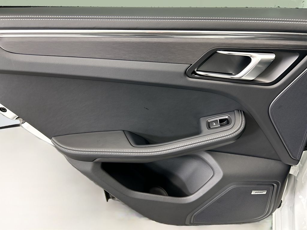 Thumbnail: 2026 Porsche Macan - 27