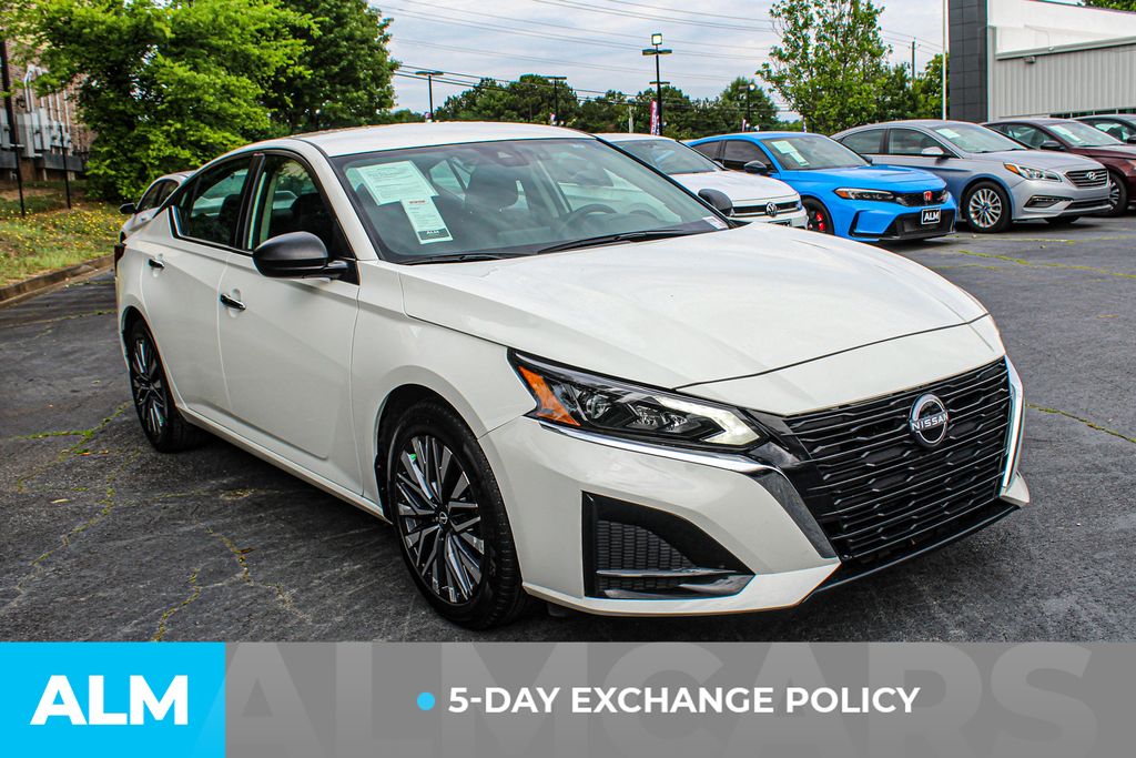Used 2025 White Nissan 2.5 SV image 3