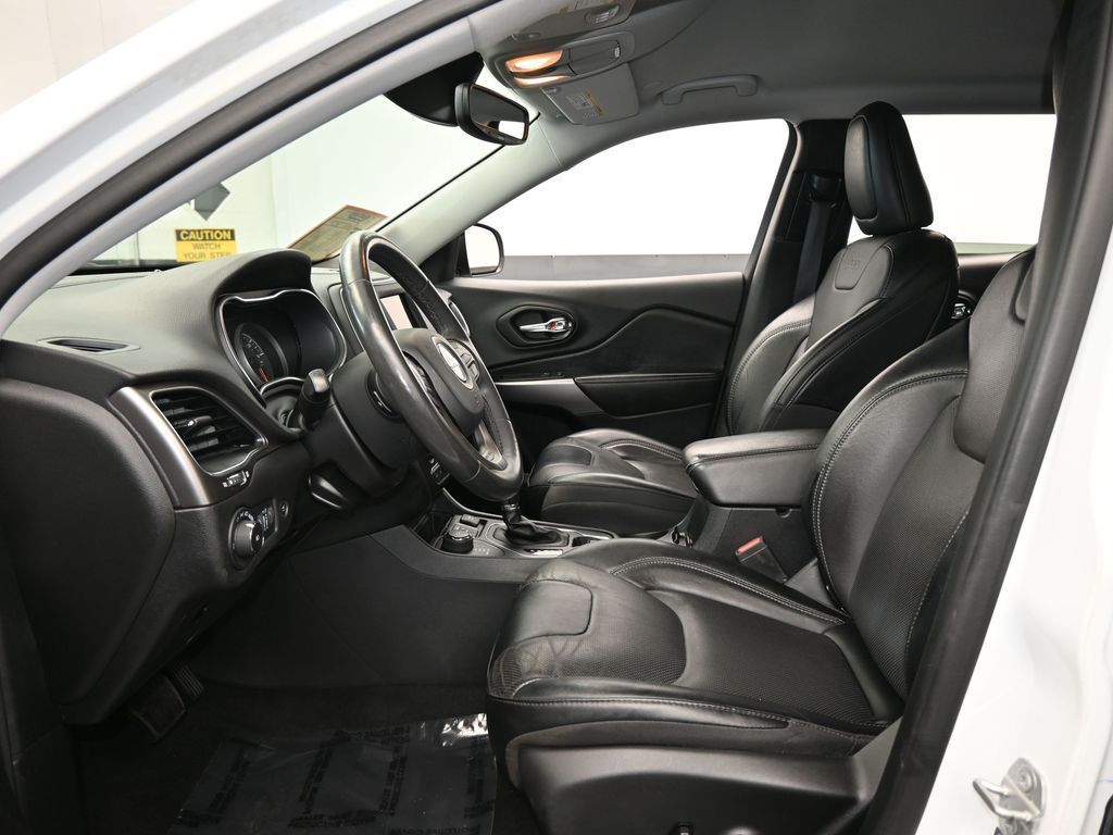 Used 2022 Bright White Clearcoat Jeep Latitude Lux image 11