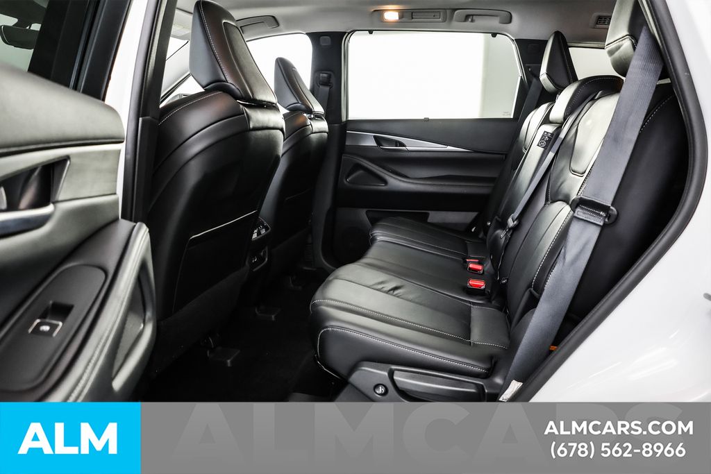 Used 2024 White INFINITI LUXE image 16