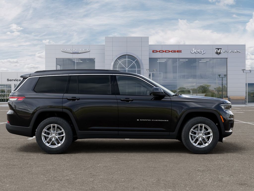 New 2026 Diamond Black Crystal Pearlcoat Jeep Laredo image 21