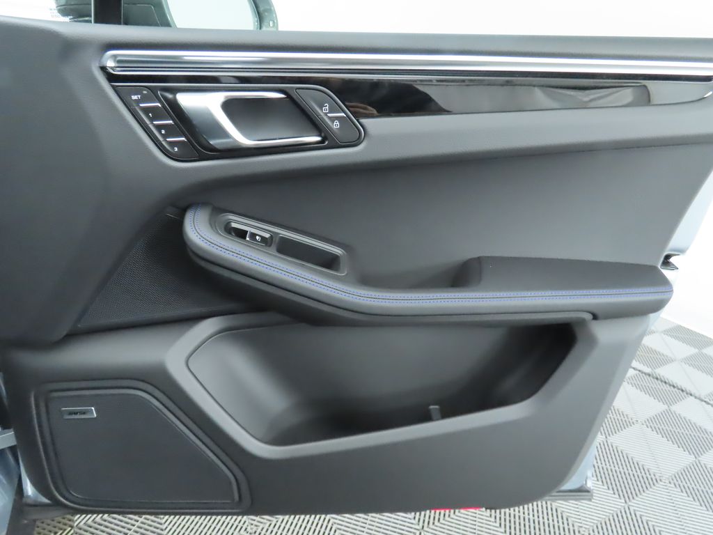 Thumbnail: 2025 Porsche Macan - 26