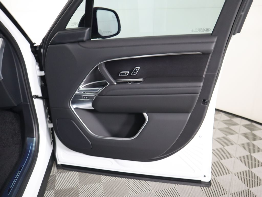 2025 Land Rover Range Rover SE 27