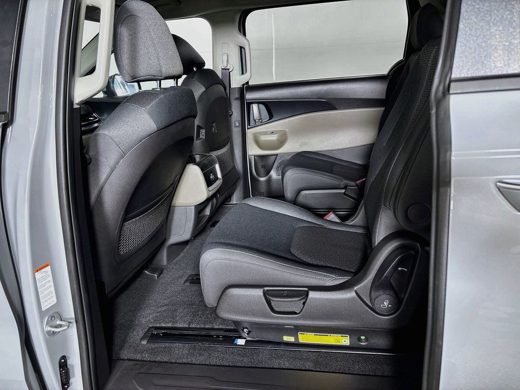 2027 Kia Carnival LX