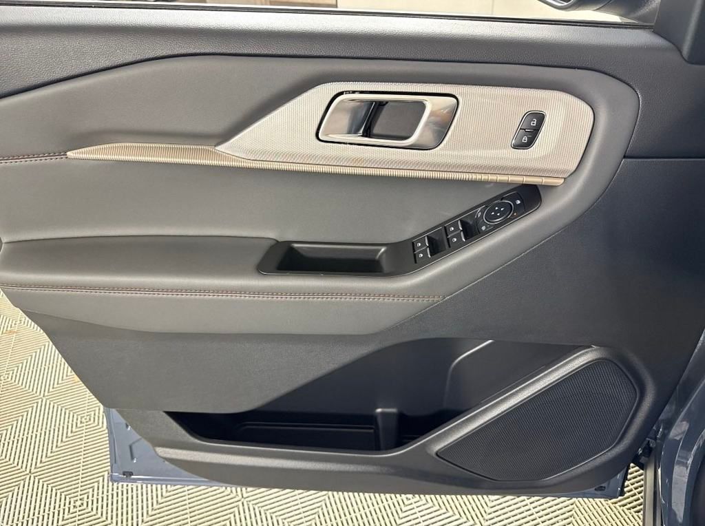 2025 Ford Explorer photo 14