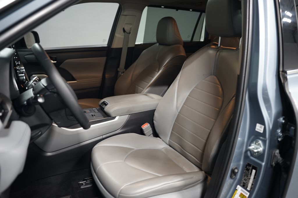 2021 Toyota Highlander XLE 26