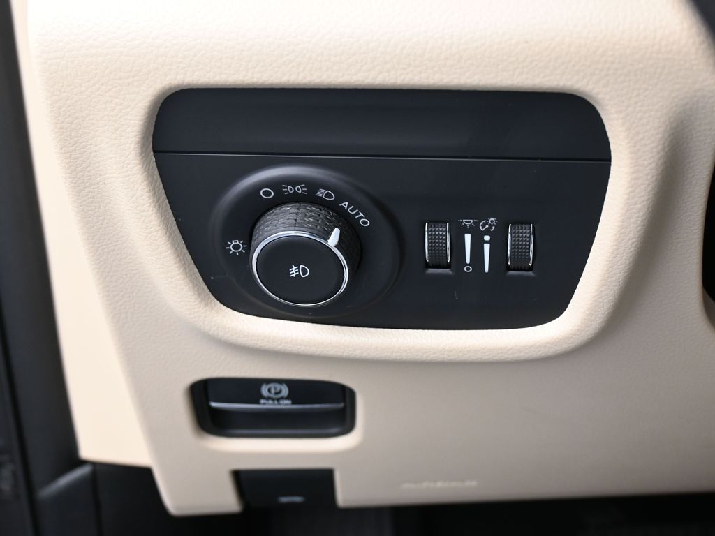 Used 2023 Baltic Gray Metallic Clearcoat Jeep Limited image 17