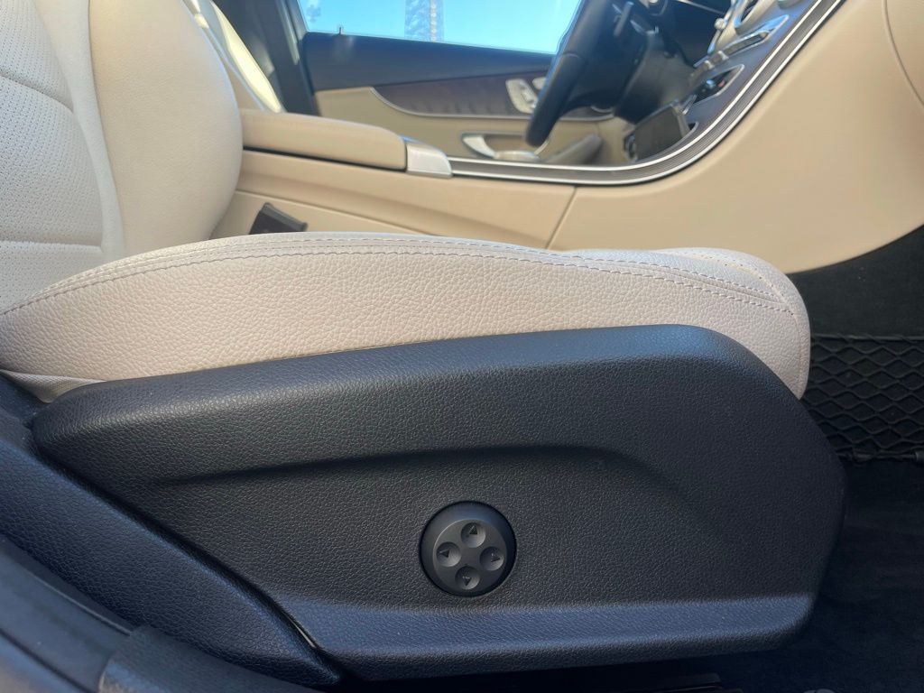 Thumbnail: 2021 Mercedes-Benz C-Class - 28