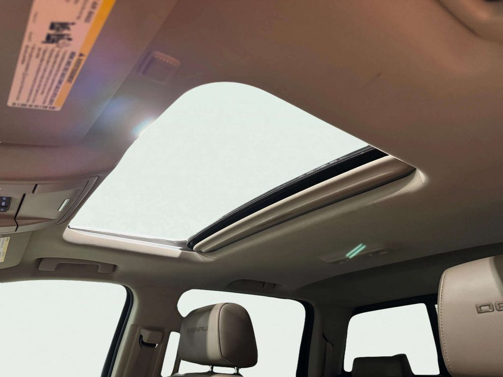 Used 2016 White Frost Tricoat GMC Denali image 21