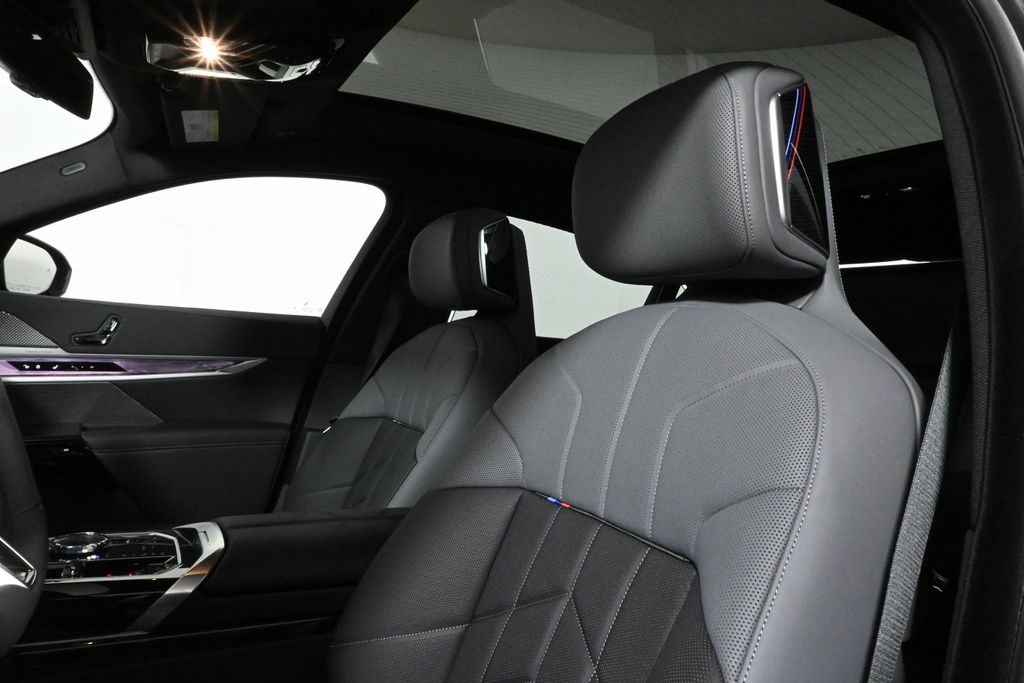2025 BMW 7 Series 760i xDrive 16