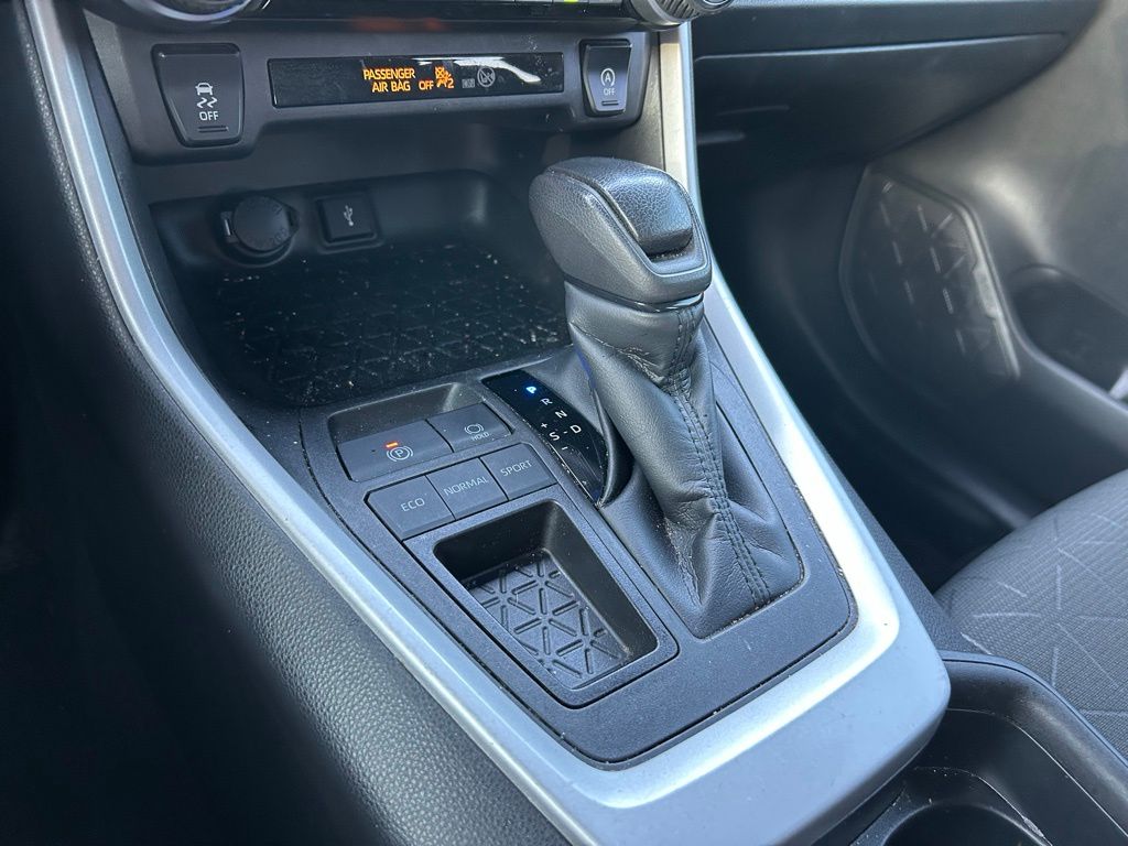 2021 Toyota RAV4 XLE 27