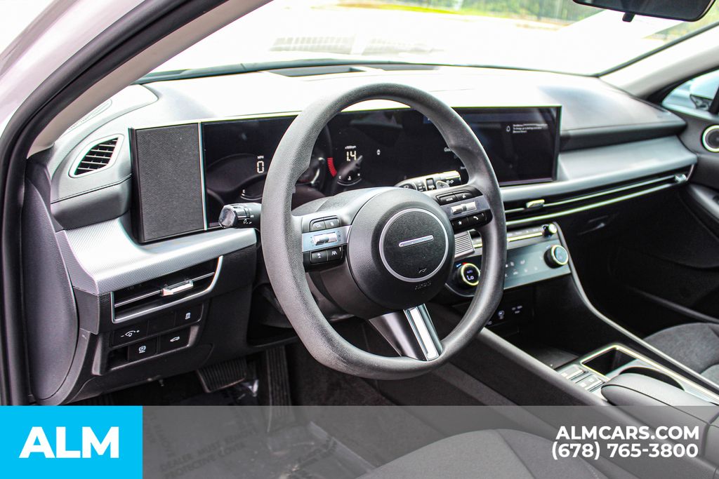 Used 2025 White Hyundai SEL image 27