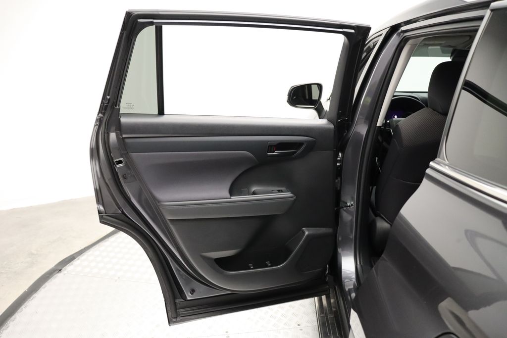 Thumbnail: 2023 Toyota Highlander - 21