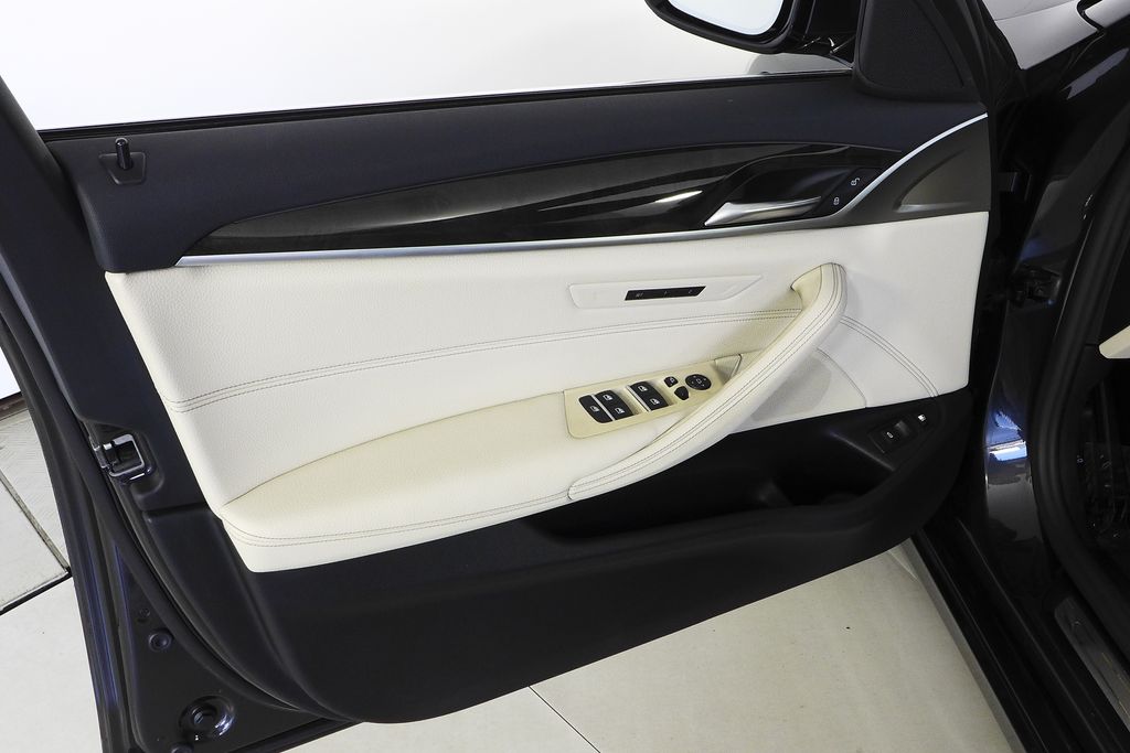 Thumbnail: 2021 BMW 5 Series - 11