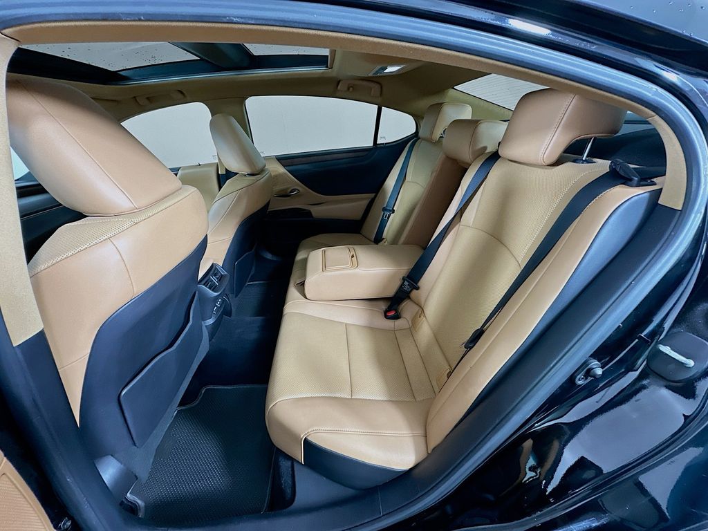 Thumbnail: 2022 Lexus ES - 24