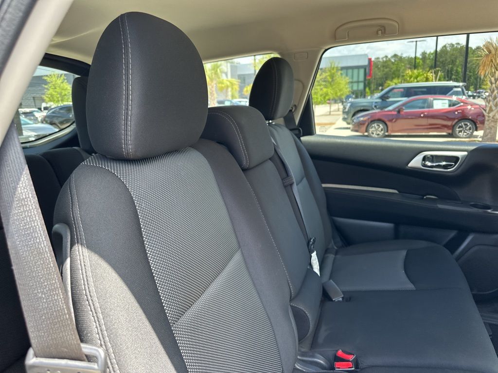 2017 Brilliant Silver Metallic Nissan Pathfinder SV FWD SUV