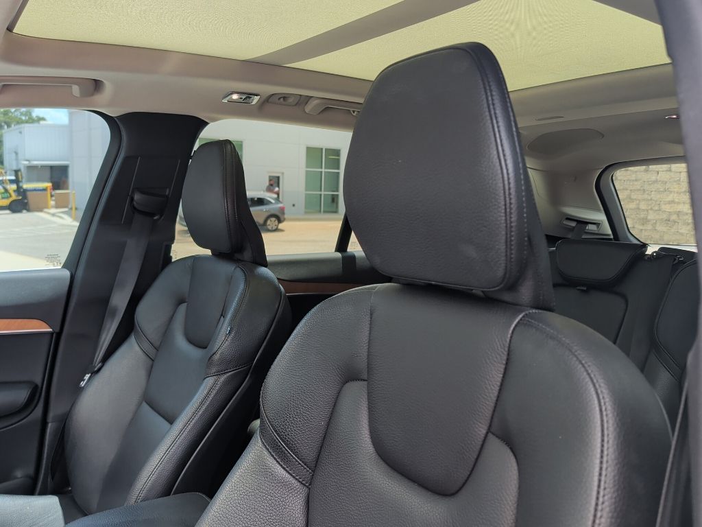 Used 2022 White Volvo T6 Momentum image 6