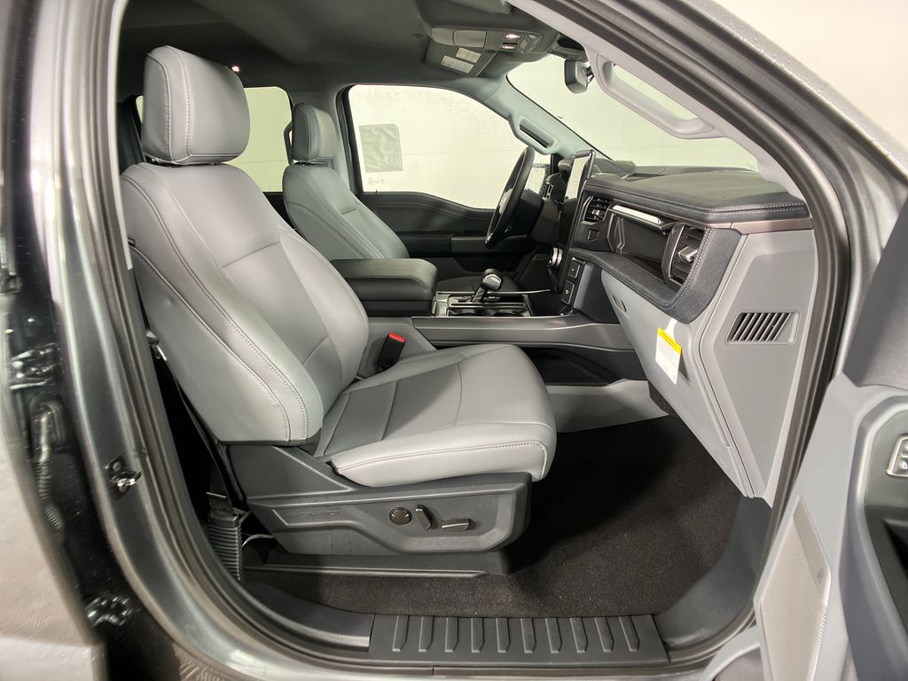 2025 Ford F-150 Lightning photo 4